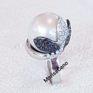 Anillo tres hojas diamantes negros y blancos con perla australiana