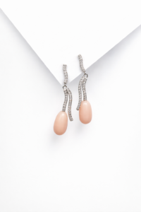 Bonitos pendientes, realizados, en oro blanco de 18ktes y diamantes.Con pieza de coral rosa,llamado piel de àngel.