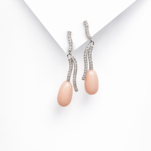 - Marisa Cano Bonitos pendientes, realizados, en oro blanco de 18ktes y diamantes.Con pieza de coral rosa,llamado piel de àngel.