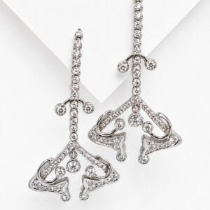 pend largos de diamantes tipo art de co - Marisa Cano Silver-tone diamond-studded drop earrings with ornate filigree dangles on a white background (pair).