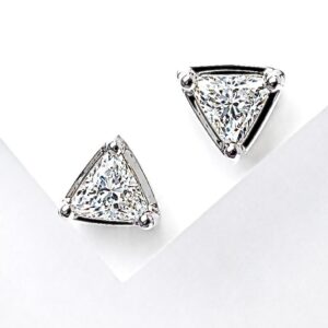 triangulos - Marisa Cano Triangle diamond stud earrings in silver setting on white background, showing facets and prong settings clearly.