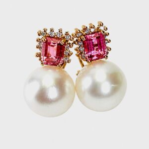 turmalinas - Marisa Cano Gold-tone stud earrings featuring large white pearls and pink square-cut stones surrounded by small diamonds.